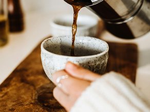Cold brew koffie inschenken