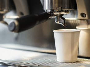Koffie machine zet heerlijke kopjes koffie